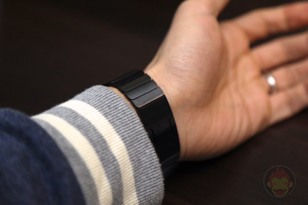 Using-Apple-Link-Bracelet-Black-07.jpg