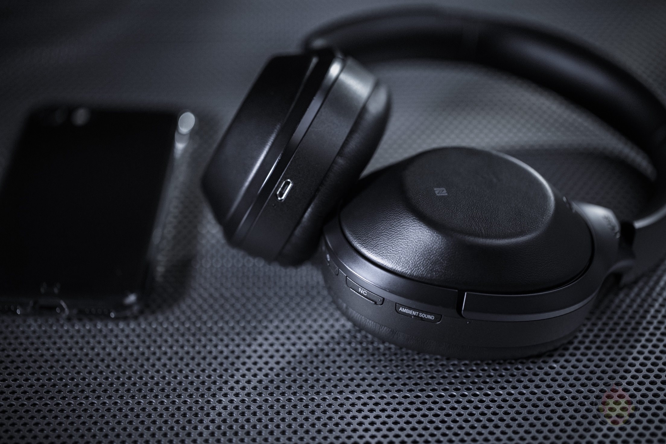 SONY-Wireless-Headphones-MDR-X1000-Review-10.jpg
