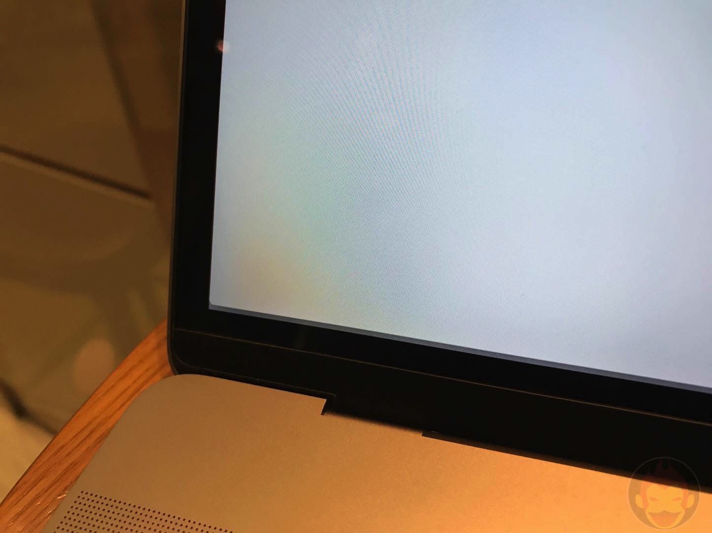 MacBook-Pro-2016-suffering-from-display-smear-03.jpg