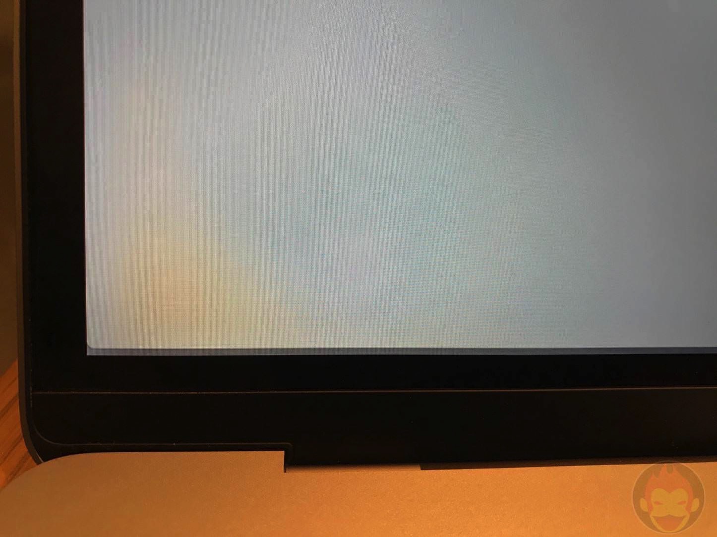 MacBook-Pro-2016-suffering-from-display-smear-05.jpg