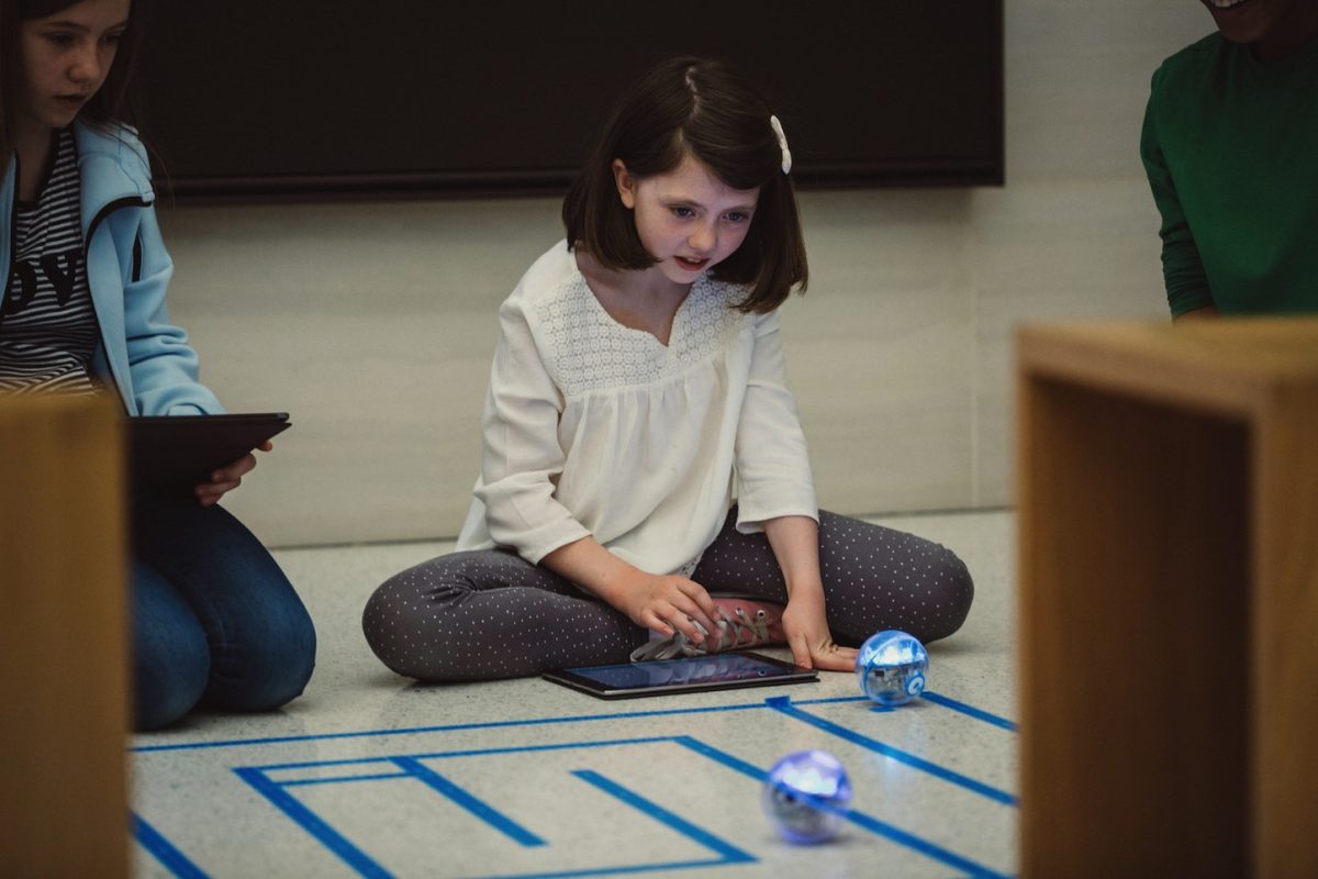 swift_playgrounds_children_playing_robots.jpg