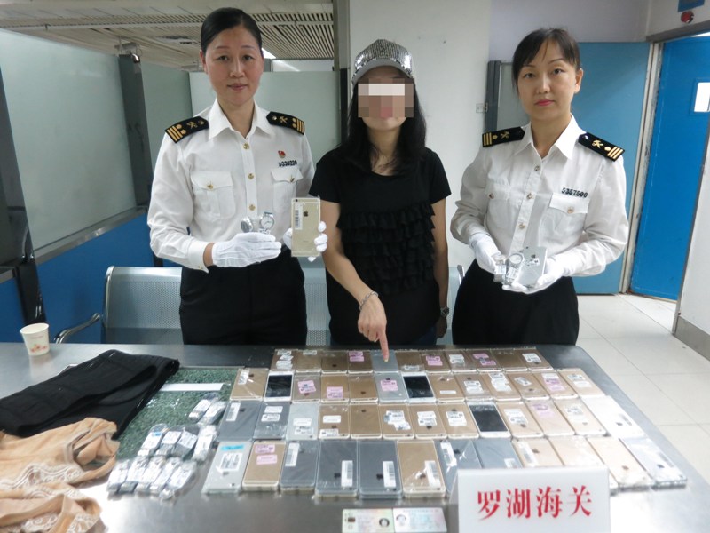 Chinese-Womans-Tries-to-Smuggle-iPhones-2
