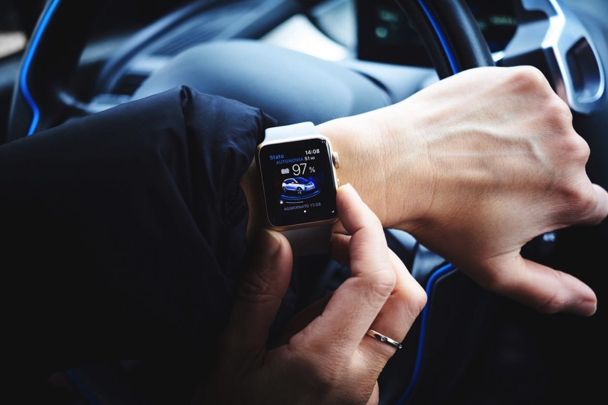 luca-bravo-205341-apple-car-unsplash.jpg