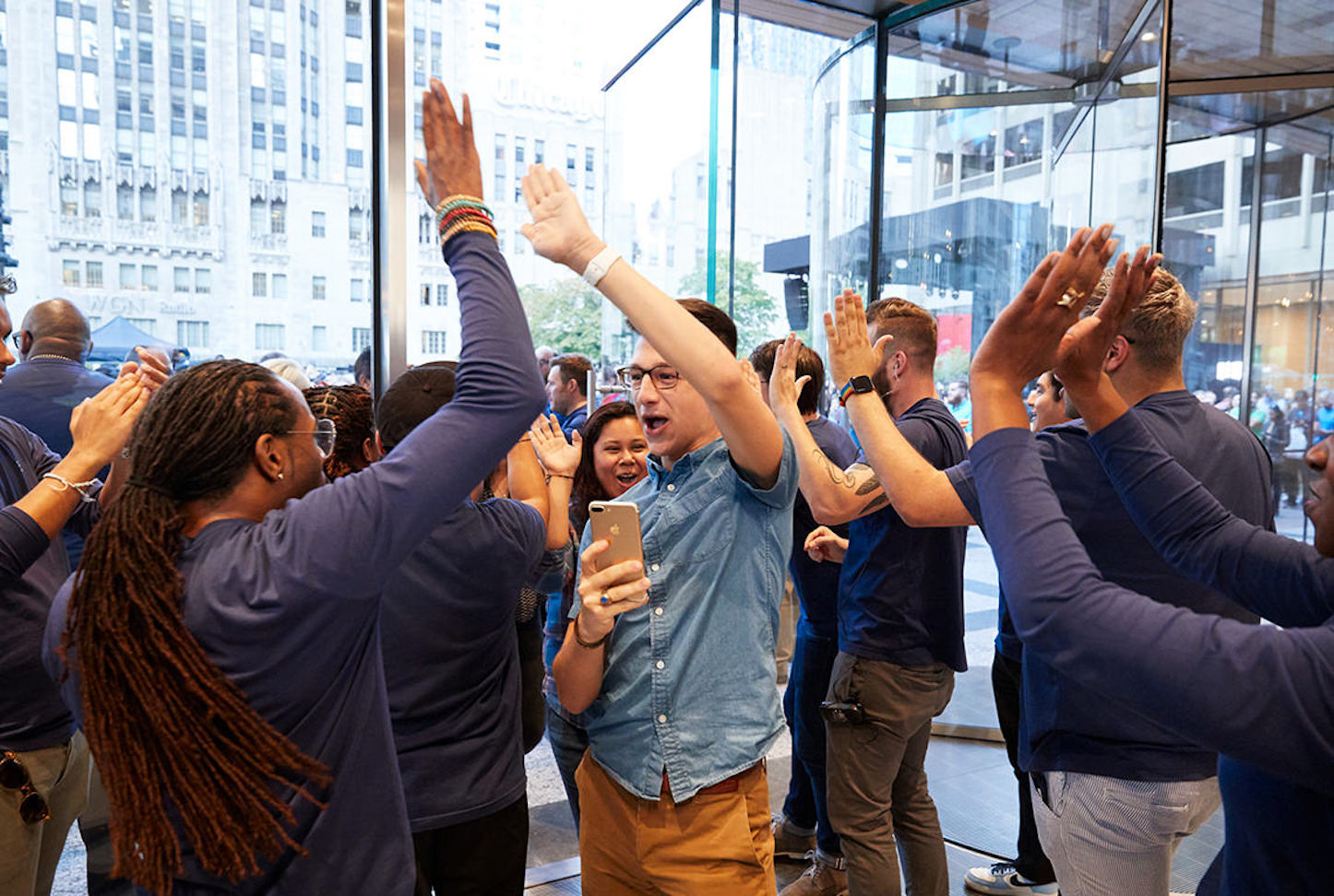 apple-michiganave-waterfront-staff-retail