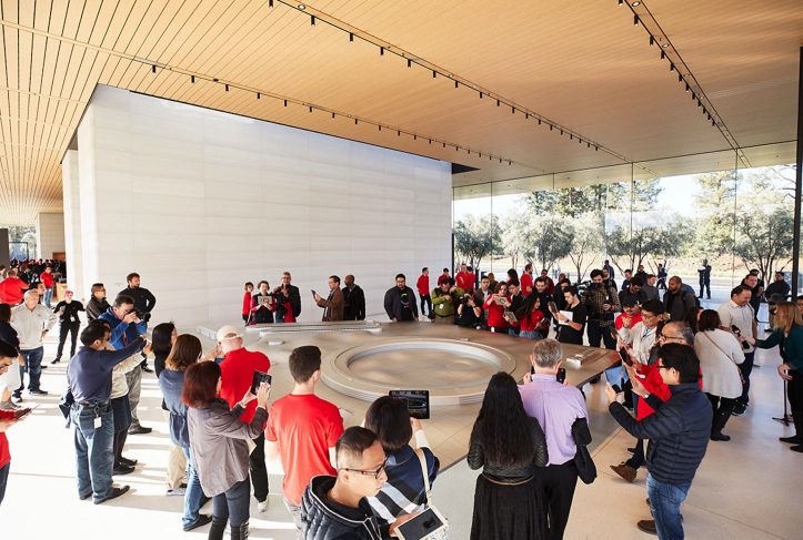 ApplePark_VisitorCenter_opening-AR-crowd-demo_20171117.jpg