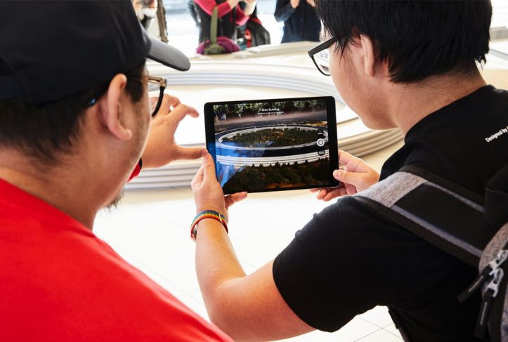 ApplePark_VisitorCenter_opening-AR-showing_20171117.jpg