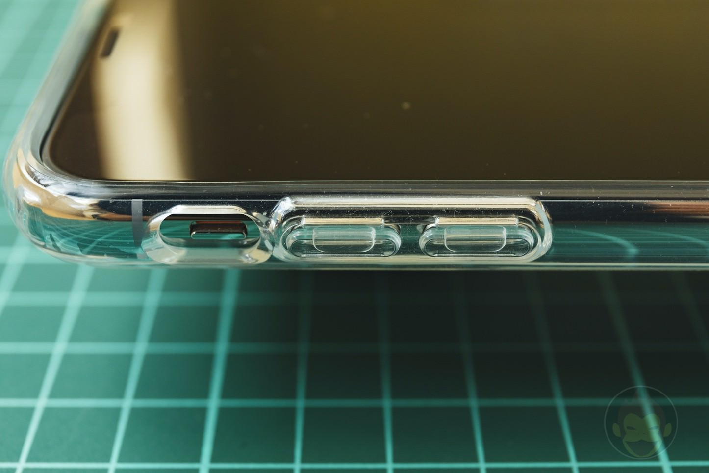 Spigen-Liquid-Crystal-case-for-iPhoneX-03.jpg