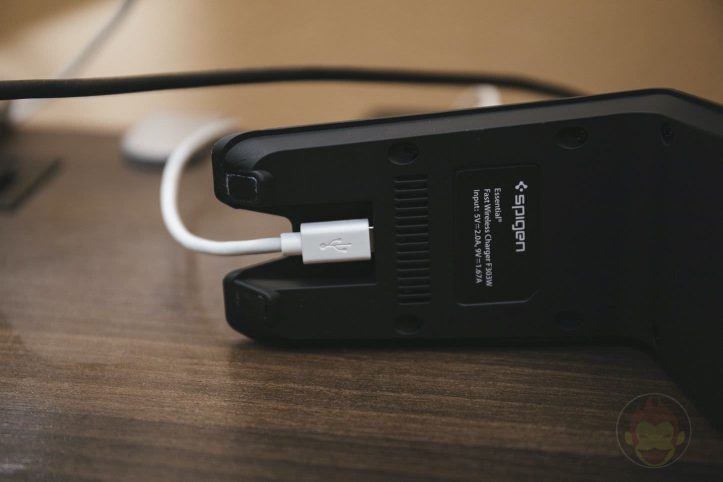 Spigen-F303W-Wireless-Charger-01.jpg