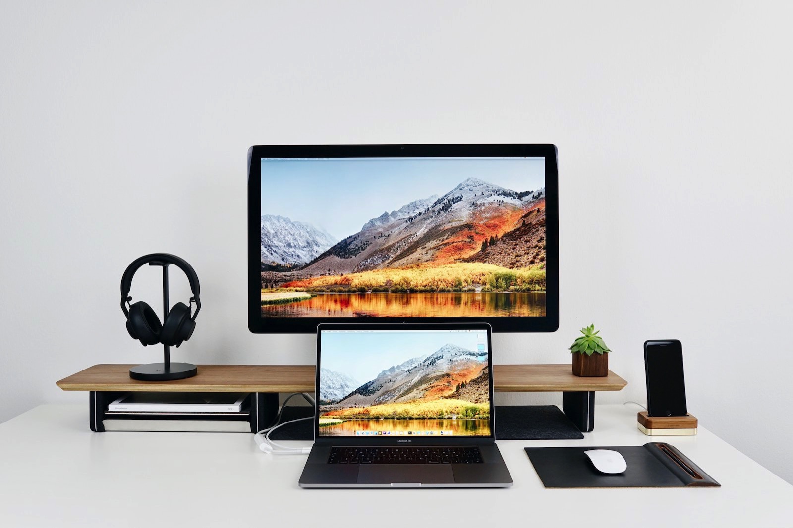 nikolay-tarashchenko-551722-unsplash-macbook-pro-desk-setup.jpg