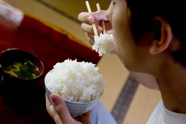 大川さんが白米を食べる