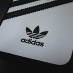 adidas-Originals-Moulded-Case-SAMBA0iPhoneX-WhiteBlack-02.jpg