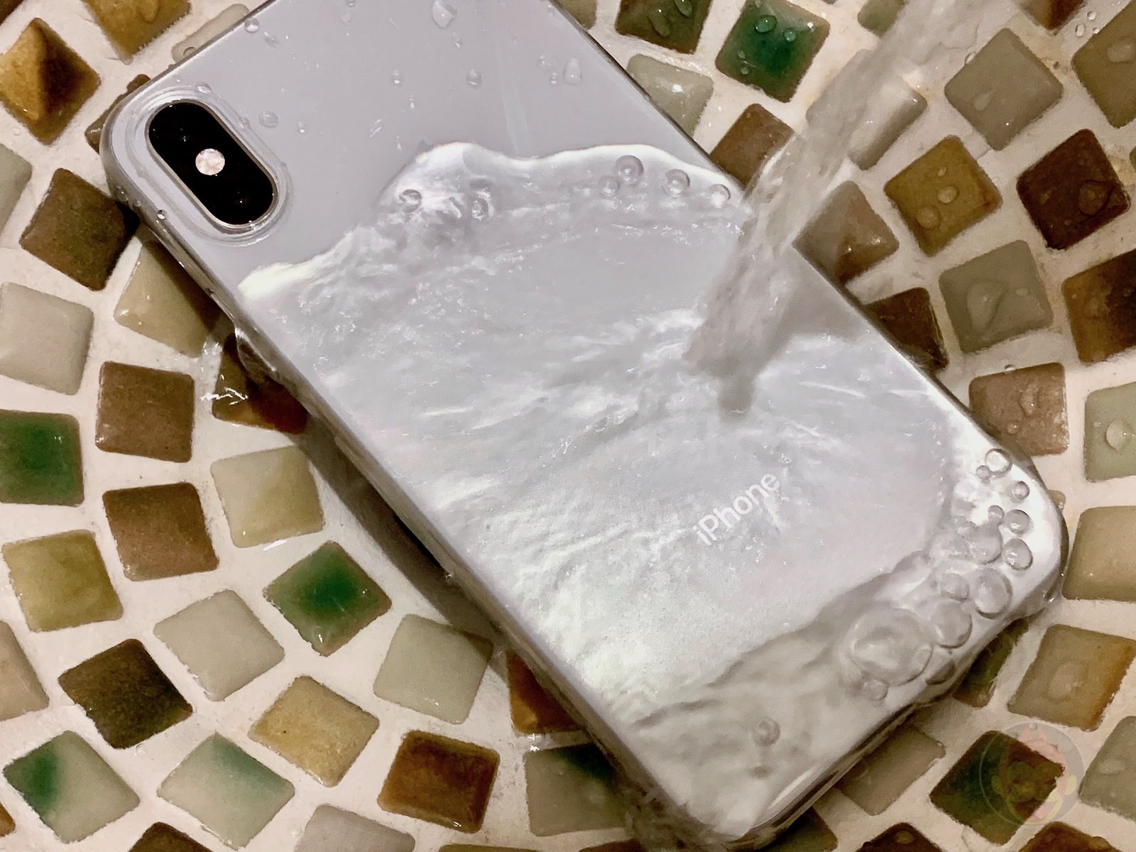 Pouring-water-on-my-iphonexs-01.jpg