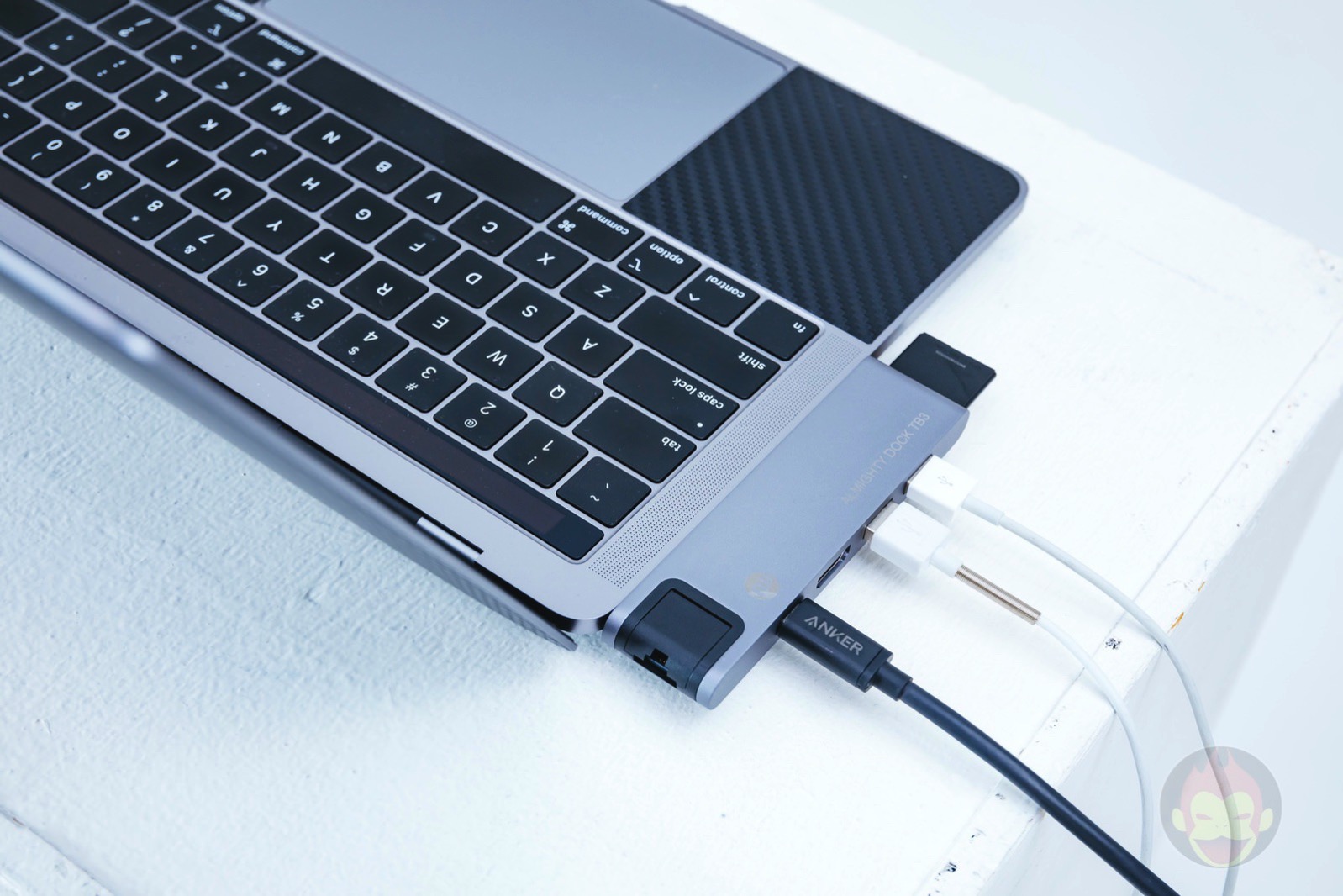 Tunewear-Almighty-TB3-Dock-for-MacBookPro2018-02.jpg