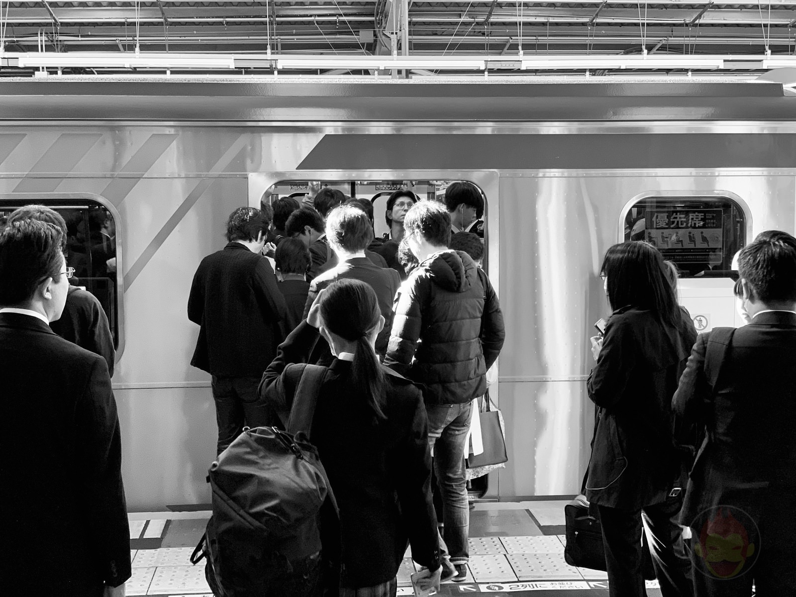 Crammed-Train-Ride-on-Weekday-01.jpg