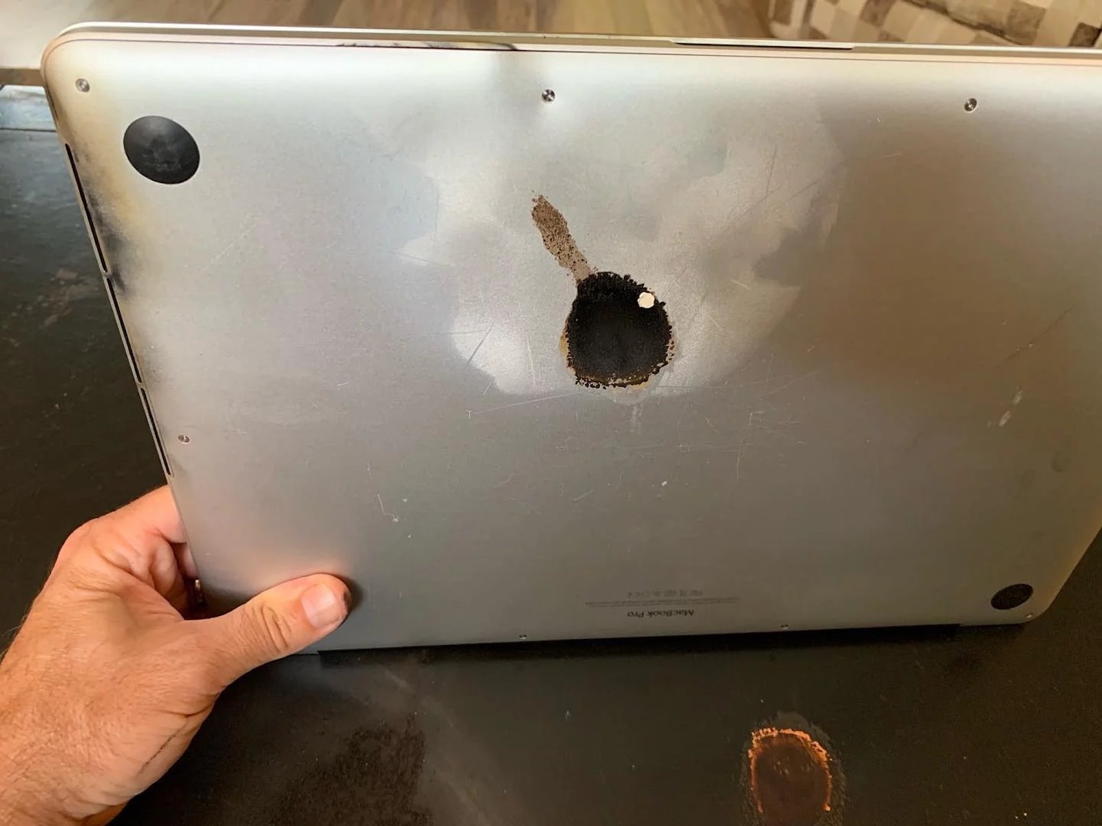 Damaged-MacBook-Pro-2015-model-photos-2.jpg