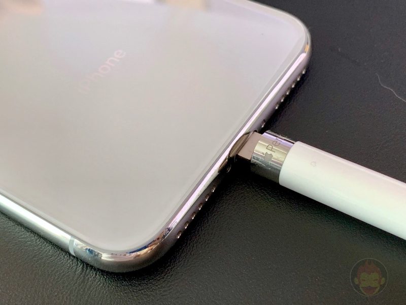 Charging-Apple-Pencil-with-Iphone-01.jpg