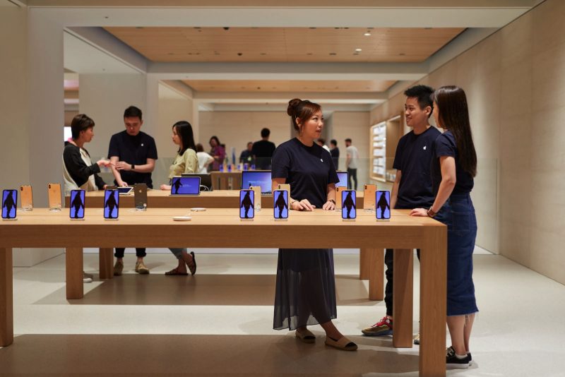 Apple-Marunouchi-opens-saturday-in-Tokyo-team-members-090419.jpg