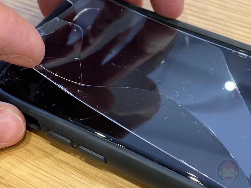 iphone-11-pro-already-shattered-04.jpeg