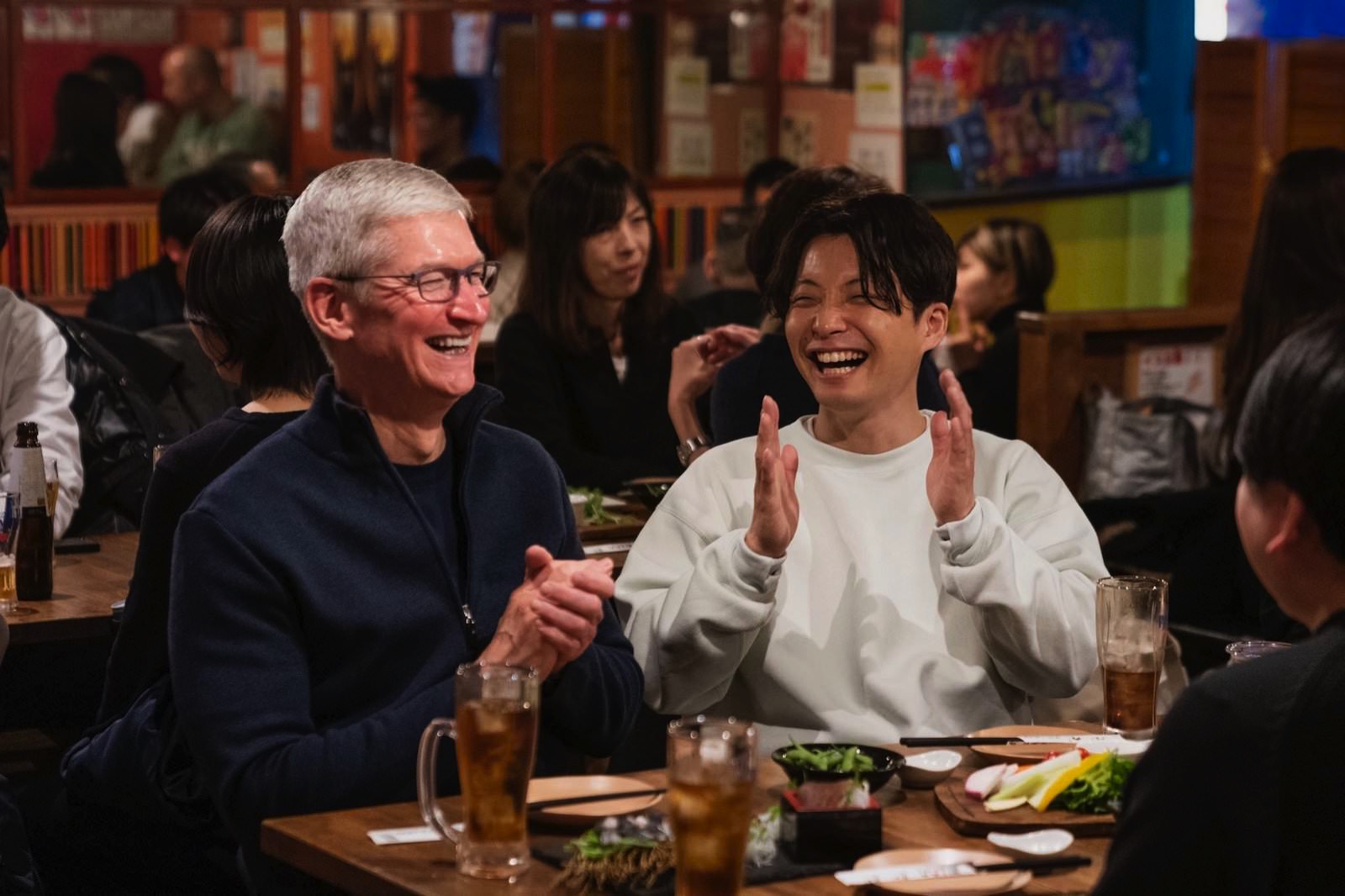 Tim-Cook-with-Hoshino-gen.jpeg