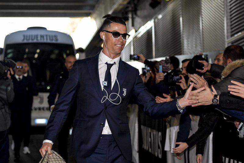 Christiano-Ronaldo-with-ipod-shuffle.jpeg