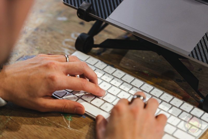 Using-Magic-Keyboard-and-stand-with-16inch-02.jpg