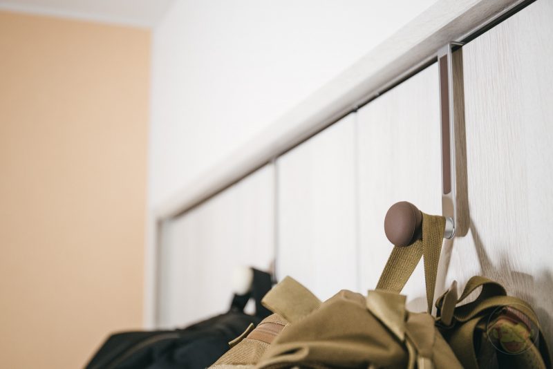 Door-Hanger-for-Backpacks-01