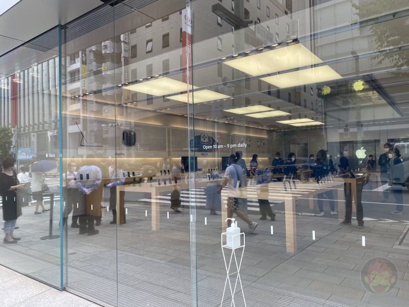 Apple-Ginza-on-a-Weekday-After-COVID19-06.jpg