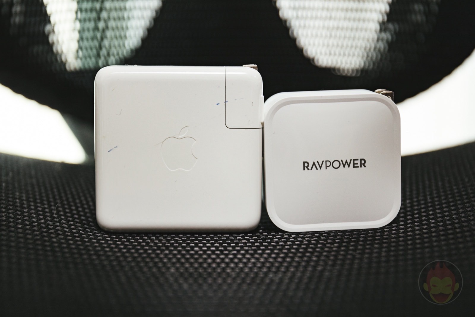 RAVPower RP PC128 Comparison with Apple Charger 01