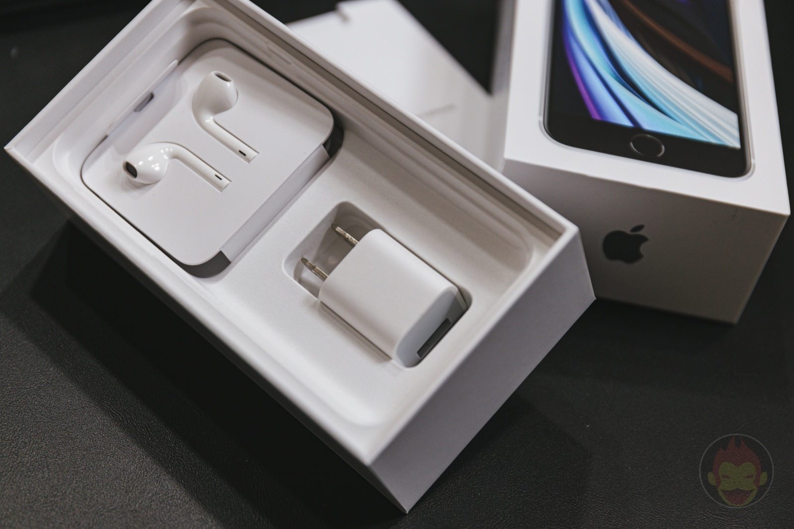Iphone package box earphones charger 07