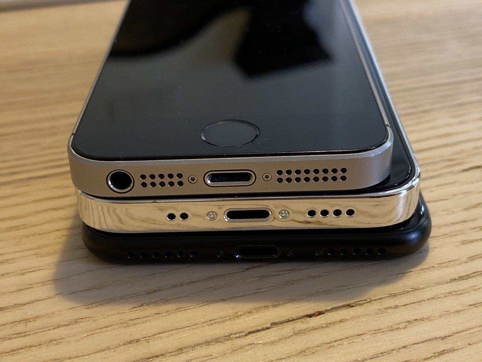 Iphonese 4inch comparing to iphone12mini2