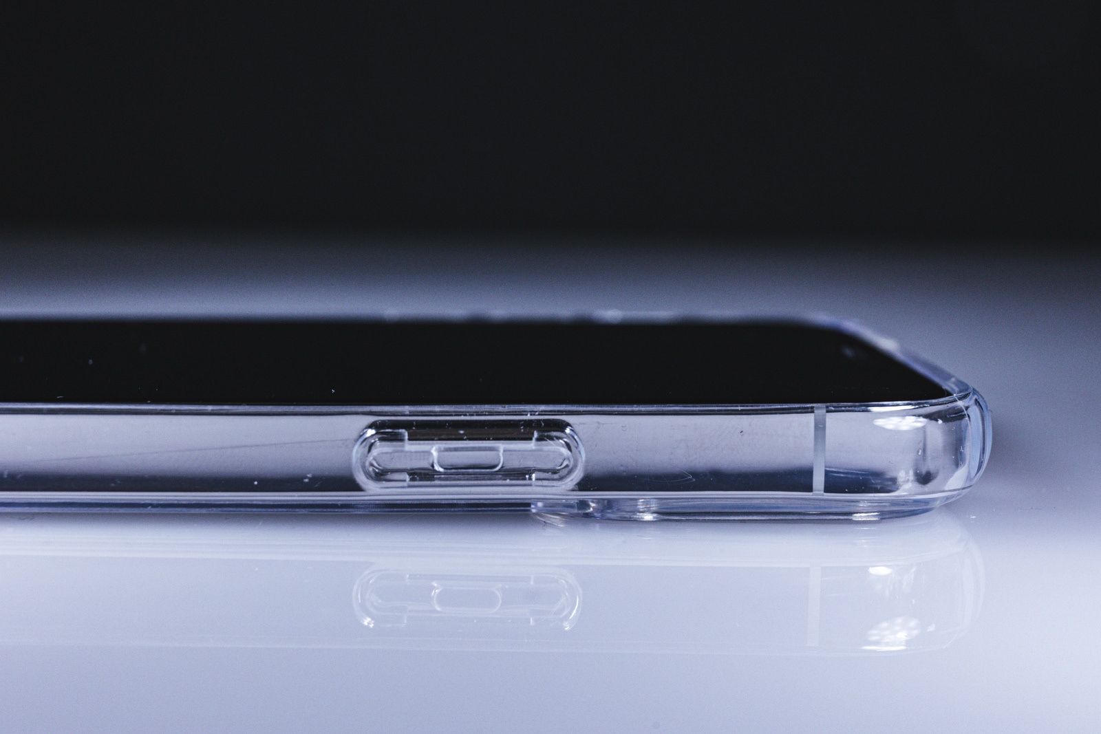 Spigen-GAURAN-iPhone12-Case-and-Display-Protector-09.jpg