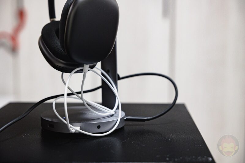 Satechi-Aluminum-Headphone-Stand-Review-05.jpg