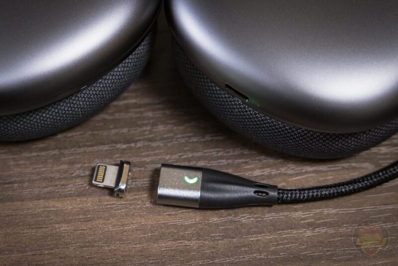 Using-Magnetic-Lightning-cable-to-charge-airpods-max-02.jpg