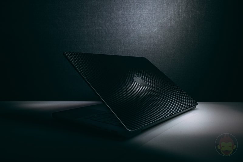 14inch-macbookpro-dark-01.jpg