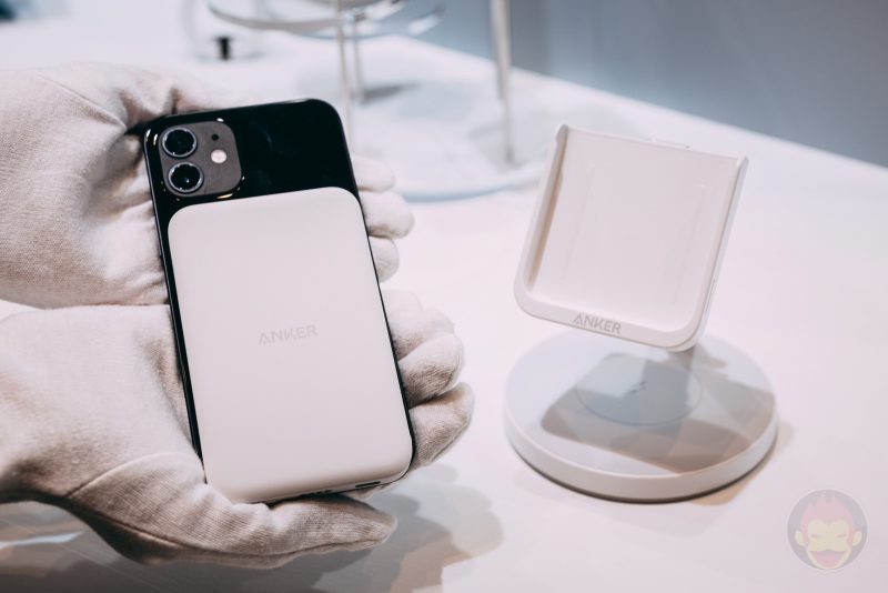 Anker-633-Magnetic-Wireless-Charger-Handson-02.jpg