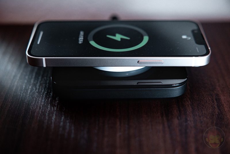 Using-the-Nomad-Base-One-MagSafe-Charging-Station-02.jpg