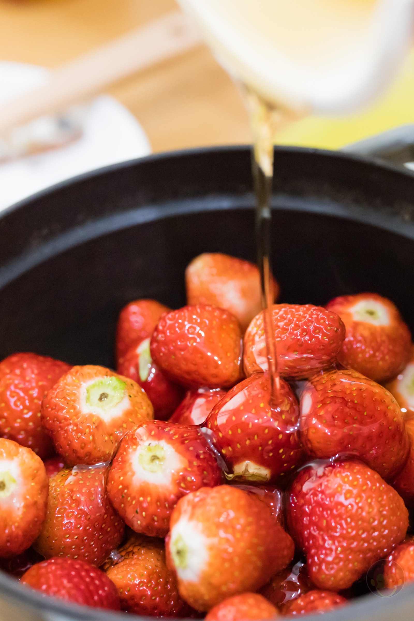 Making strawberry jam at home 03