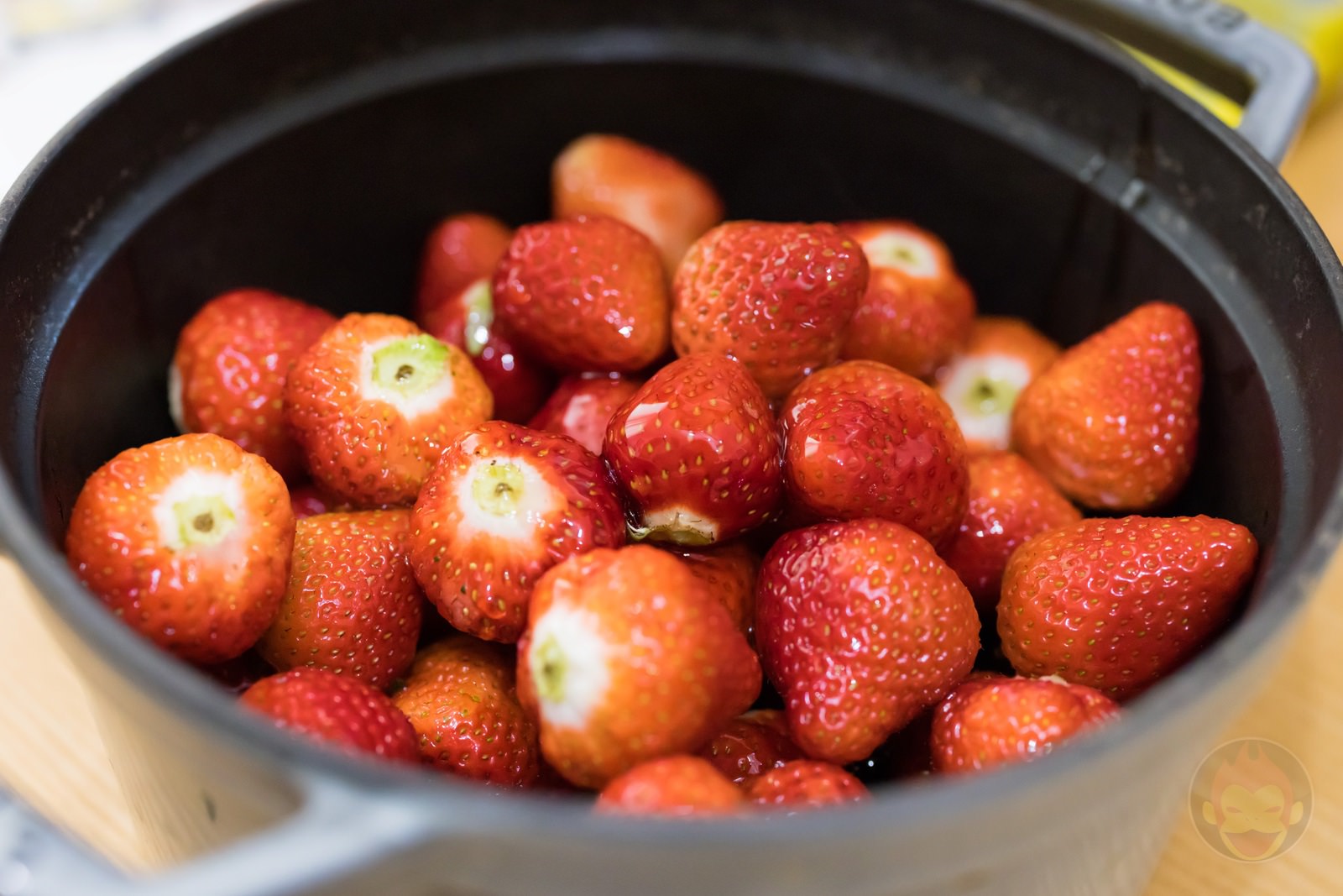 Making strawberry jam at home 04