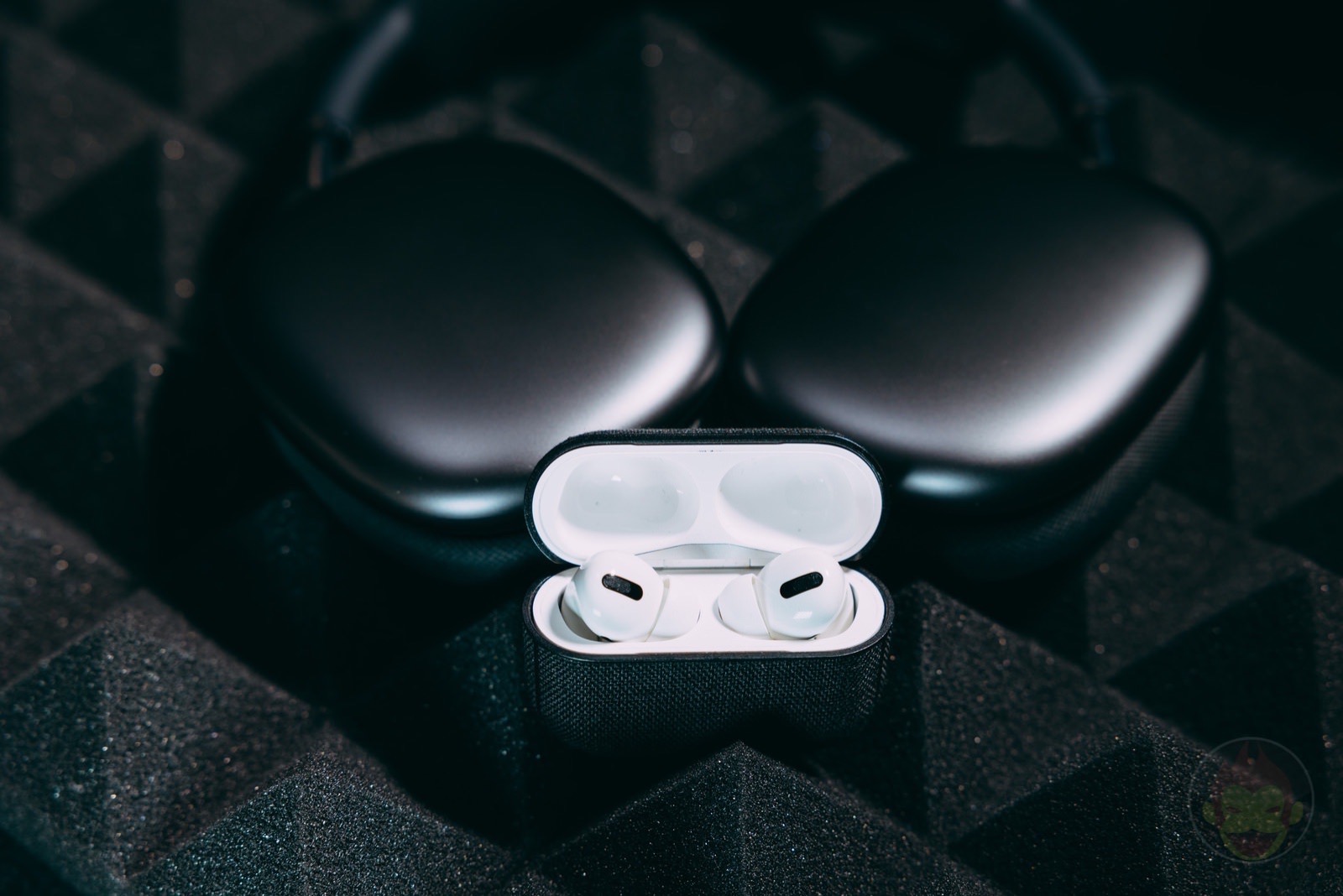 AirPods-Pro-with-AirPods-Max-behind-01.jpg