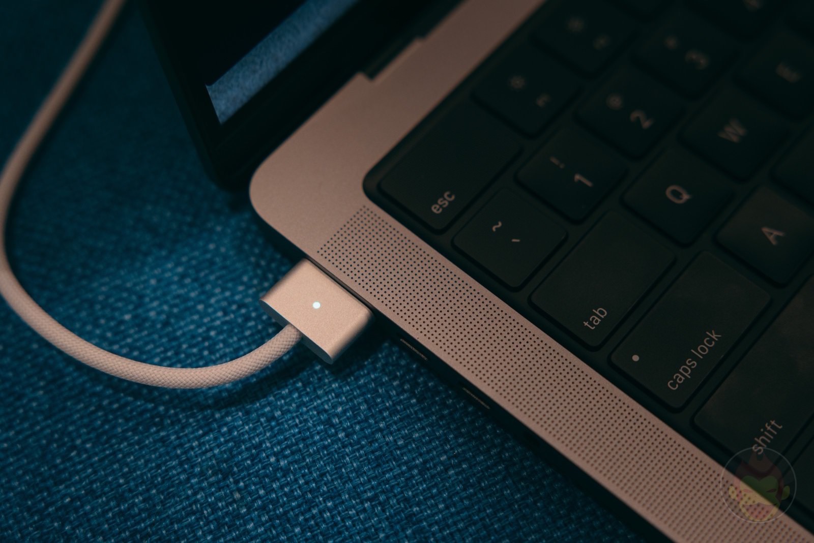 Using-the-MagSafe-on-MBP14-2021-01.jpg