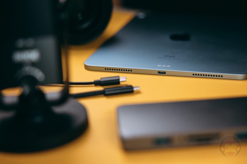 iPad-Air-4thGen-with-USBC-devices-02.jpg