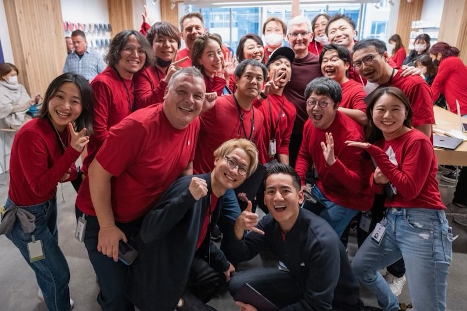 Tim Cook visits Apple Ginza