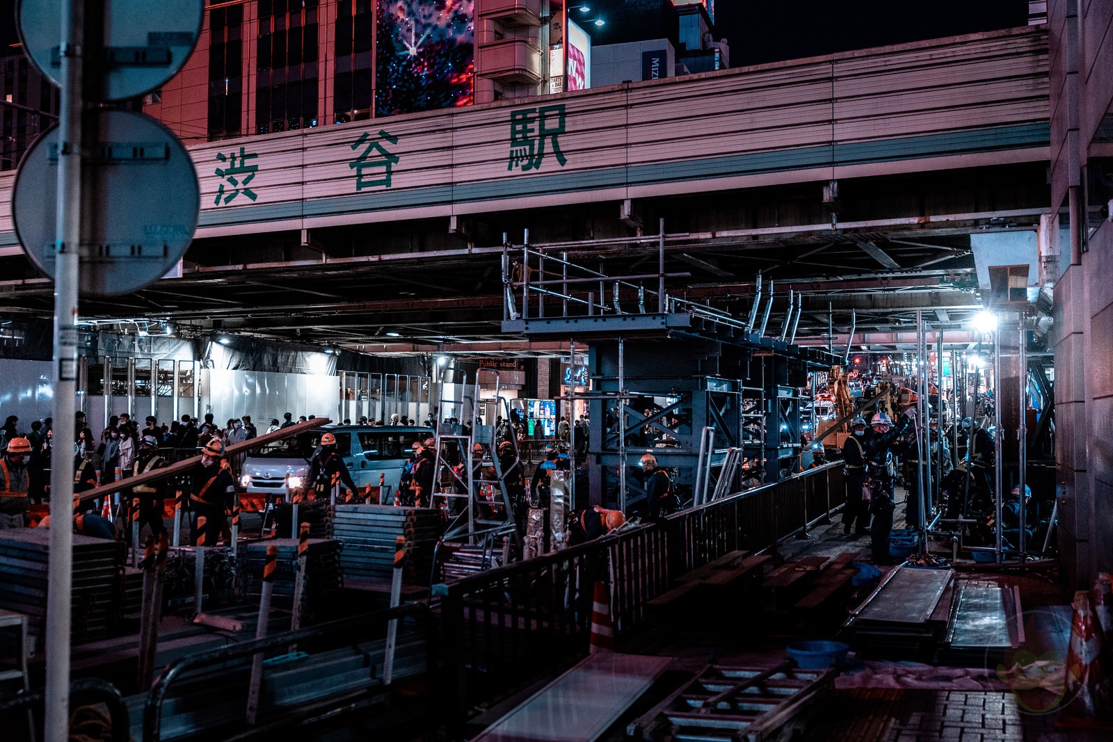 Shibuya Dusk and Night Street Photography with canonr6markII 27