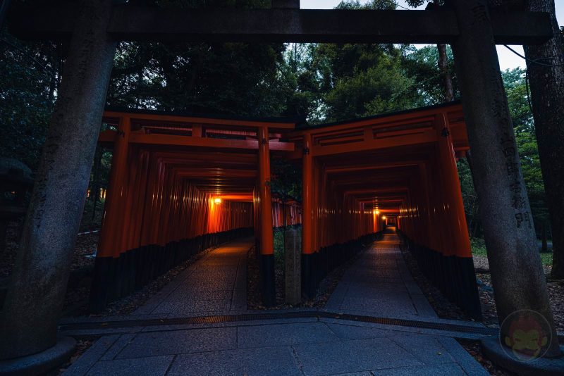 Kyoto-Fushimi-Inari-at-midnight-04.jpg