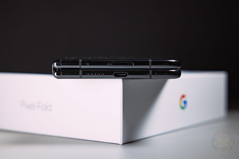 Google-Pixel-Fold-at-home-comparing-with-other-products-04.jpg