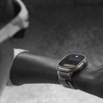 Apple-Watch-Ultra-2-lifestyle-double-tap-gesture.jpg