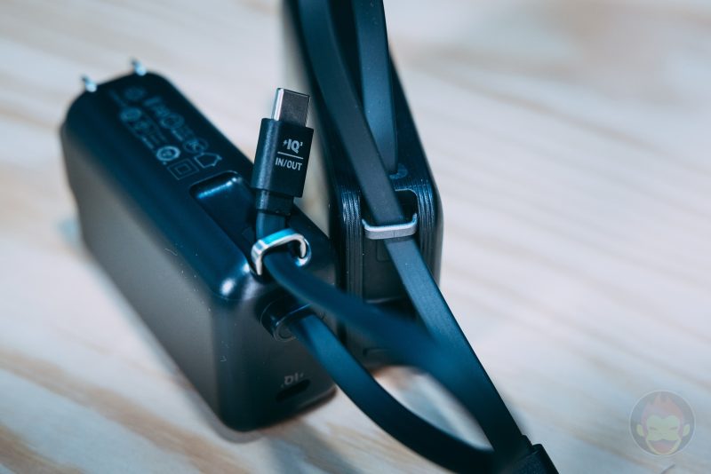 Anker-PowerBank-Fusion-30w-built-in-cable-2-02.jpg