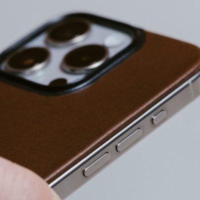iPhoneアクセサリー NOMAD Magnetic Leather for iPhone 15 Pro 新発想のiPhone 15 Pro用レザープロテクター。マグネットで貼り付く
