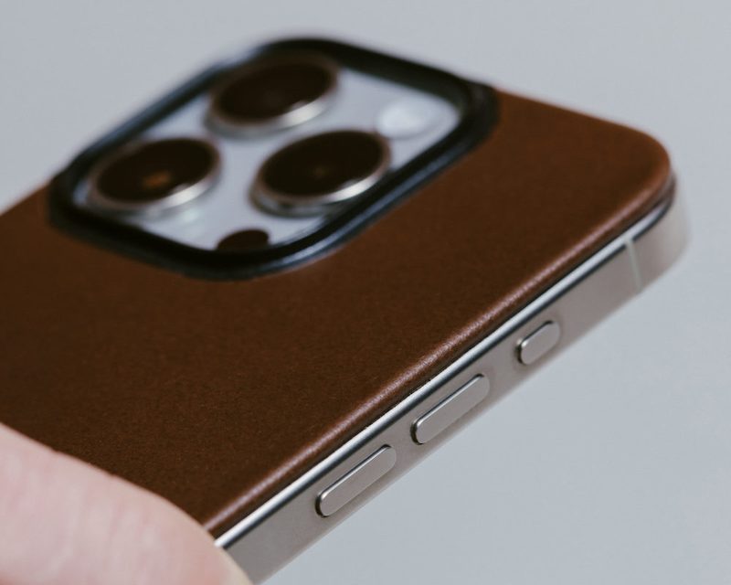 新発想のiPhone 15 Pro用レザープロテクター。マグネットで貼り付く背面カバーだって