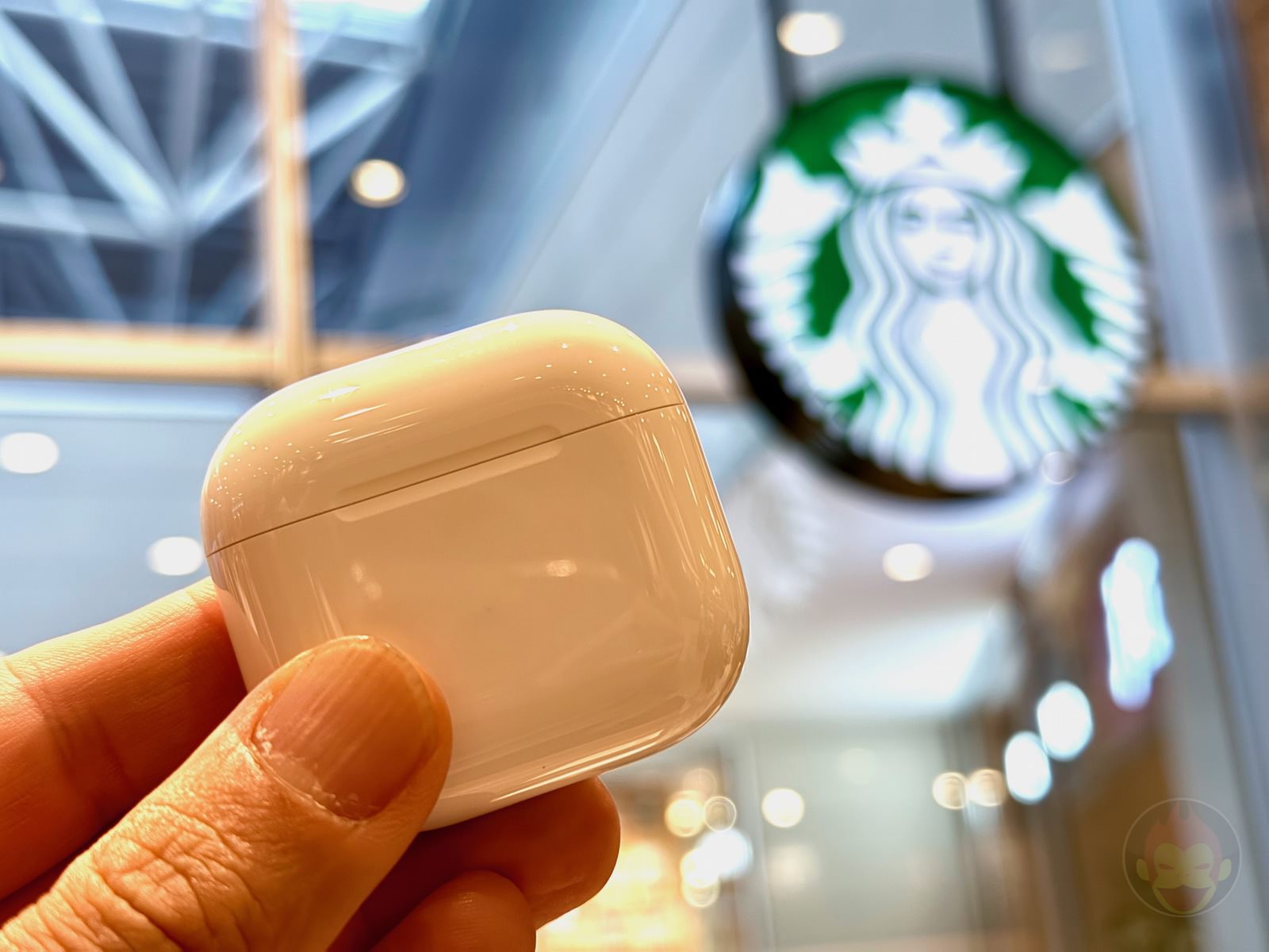 AirPods4 at starbucks 01